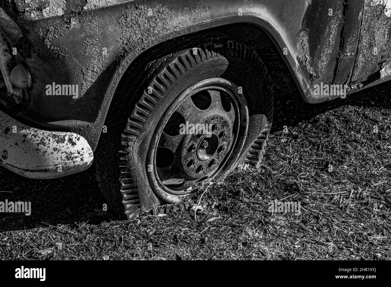Grayscale of an old rusted car Stock Photo - Alamy