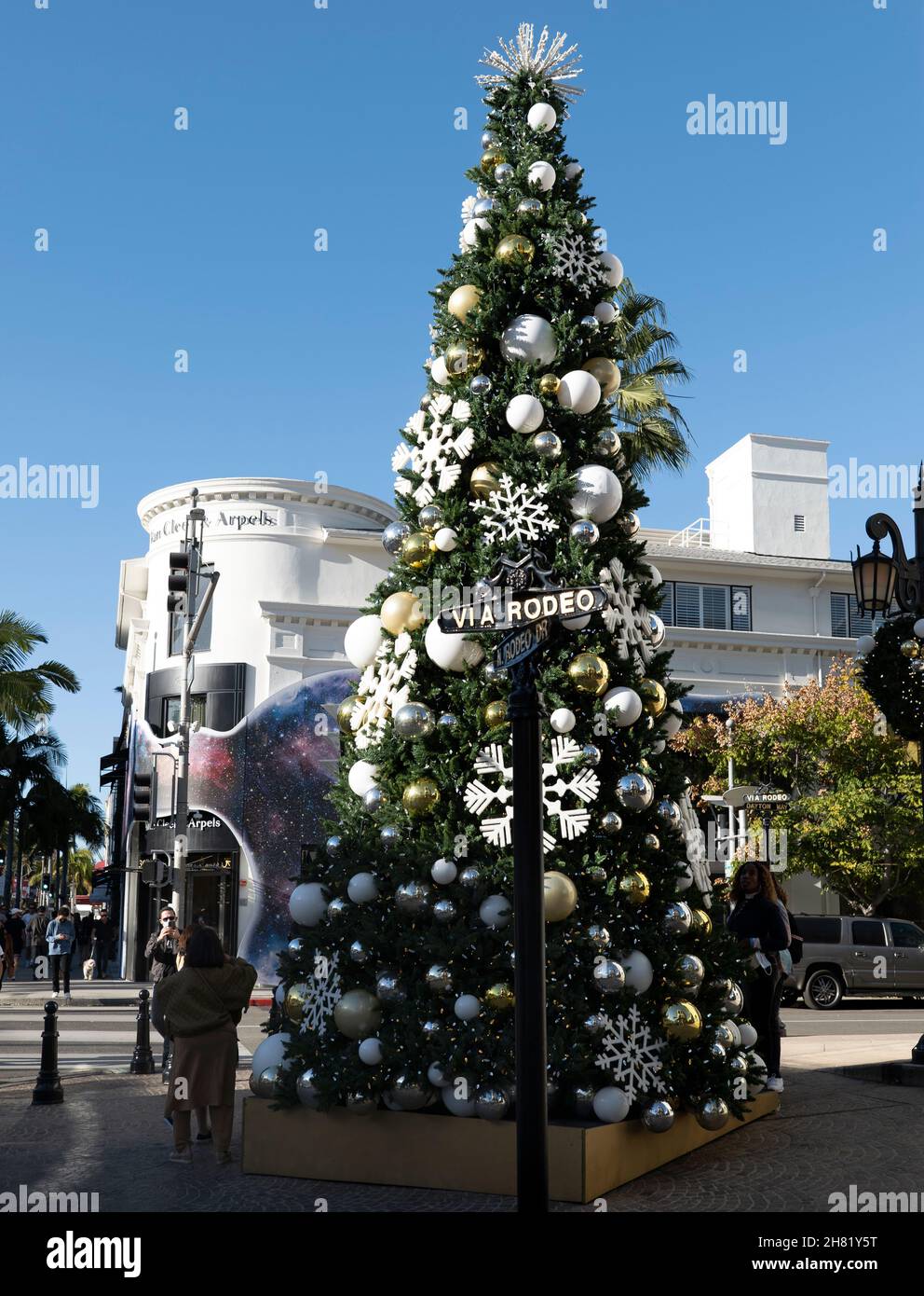 Beverly Hills, CA USA - November 25, 2021: Christmas tree on Rodeo Drive in Beverly Hills Stock Photo