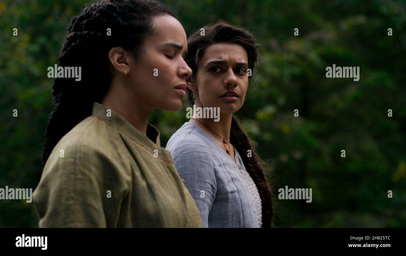 Los Angeles.CA.USA. Zoe Robins and Madeleine Madden in a scene in (C) Amazon  Prime Video TV series The Wheel of Time (TV) (2021) S1E1. Creator/Developed  by Rafe Judkins Source: Robert Jordan fantasy