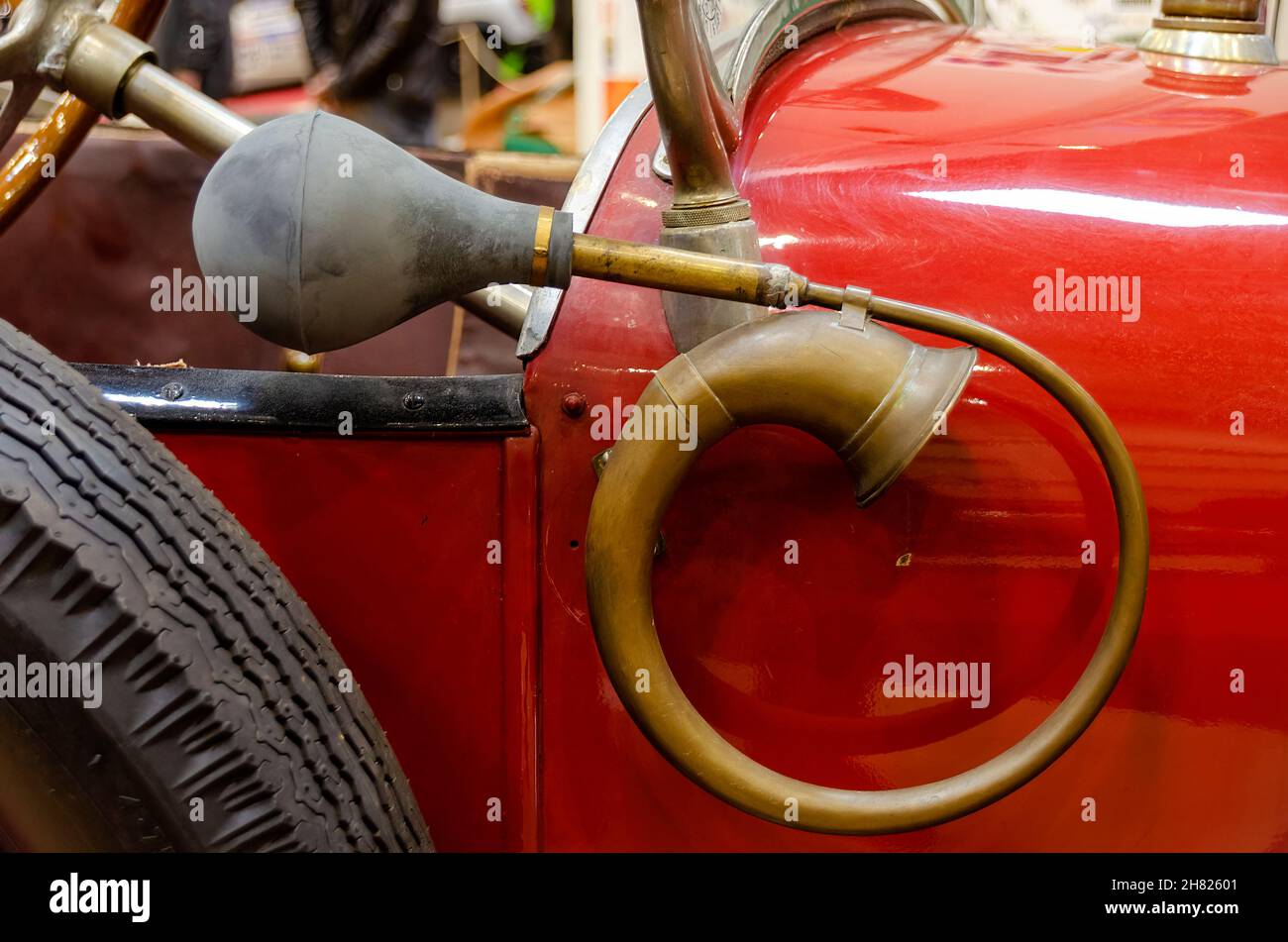 Motor-Horn. Motor Horn Messing montiert auf rot 1911 Pierce Arrow Auto.  Veteran, antik, Messing-Ära Auto Stockfotografie - Alamy