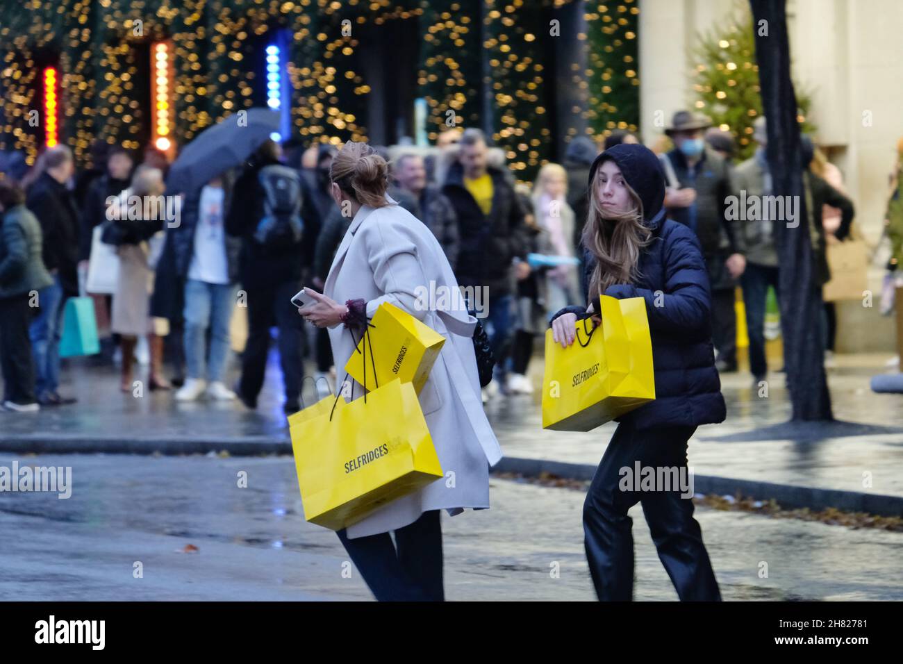 Oxford Street Shoppers High Resolution Stock Photography and Images - Alamy
