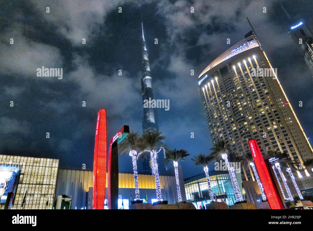 Dubai, United Arab Emirates. 20th Nov, 2016. The Adress Hotel (r) can be seen in the evening next to the slender tower of the Burj Khalifa Credit: Soeren Stache/dpa-Zentralbild/ZB/dpa/Alamy Live News Stock Photo