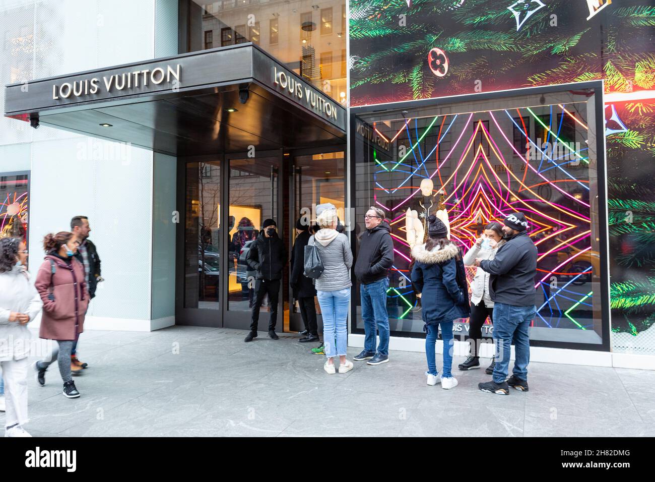 ⁴ᴷ⁶⁰ Walking Tour of the Louis Vuitton Fifth Avenue Store, NYC during the  Holidays 2018 