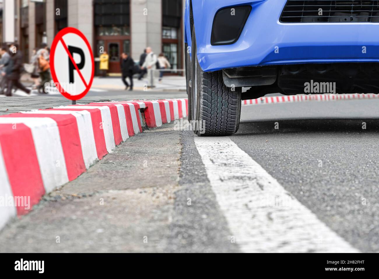 No parking sign on curb hi-res stock photography and images - Alamy