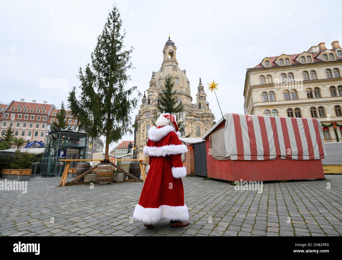 Dresden, Germany. 26th Nov, 2021. Actor Steffen Urban, the Santa Claus of the Striezlemarkt, walks in his costume over the closed 'Historic Christmas Market' on the Neumarkt in front of the Frauenkirche. Santa Claus also comes to some families this Christmas Eve, despite the Corona pandemic. (to dpa Vaccinated and tested - Knecht Ruprecht defies Corona) Credit: Robert Michael/dpa-Zentralbild/dpa/Alamy Live News Stock Photo