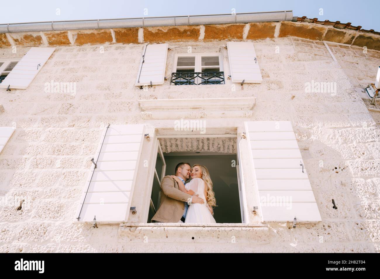 Outside window kissing hi-res stock photography and images - Alamy