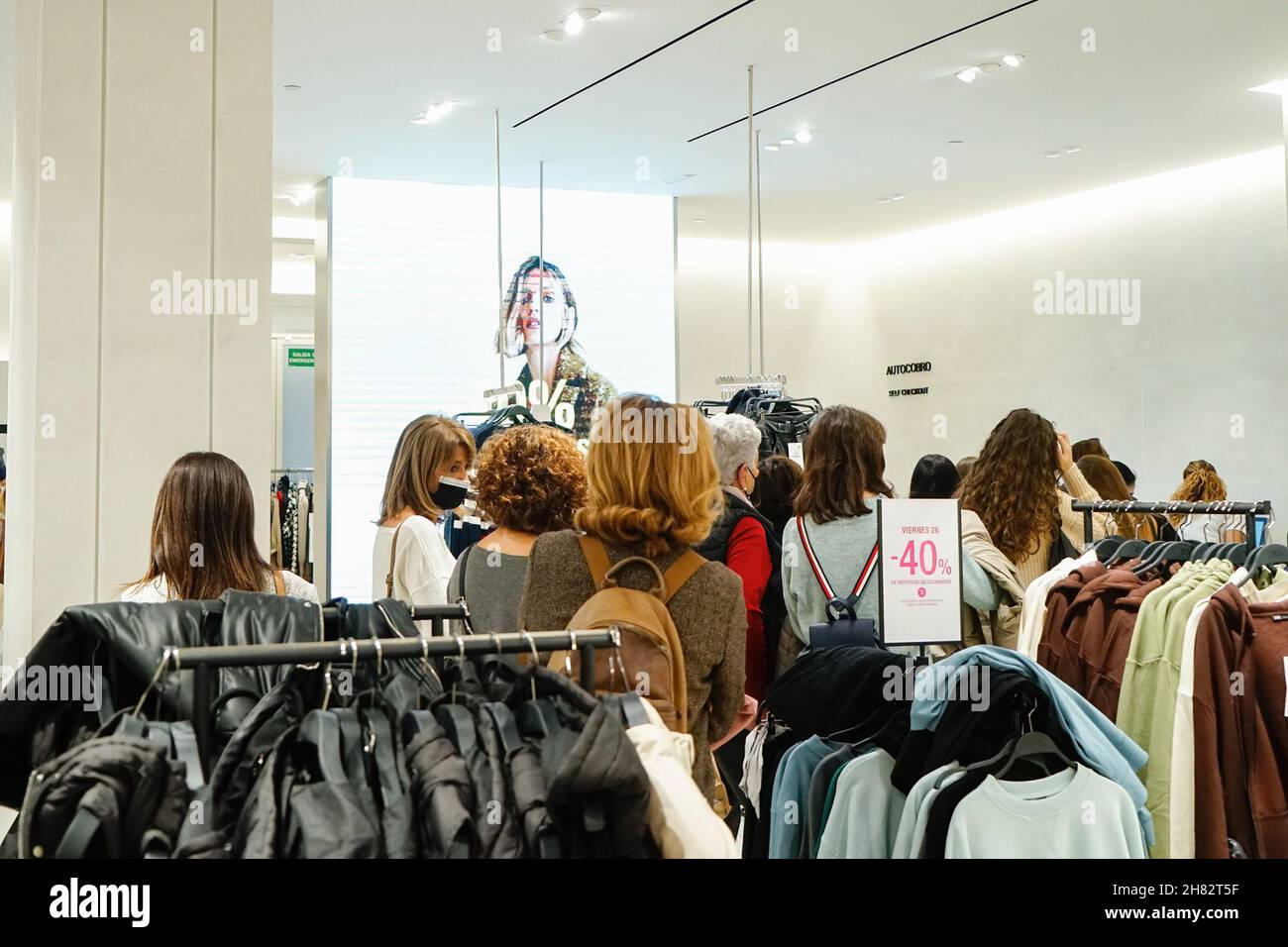 Zara queue hi-res stock photography and images - Alamy