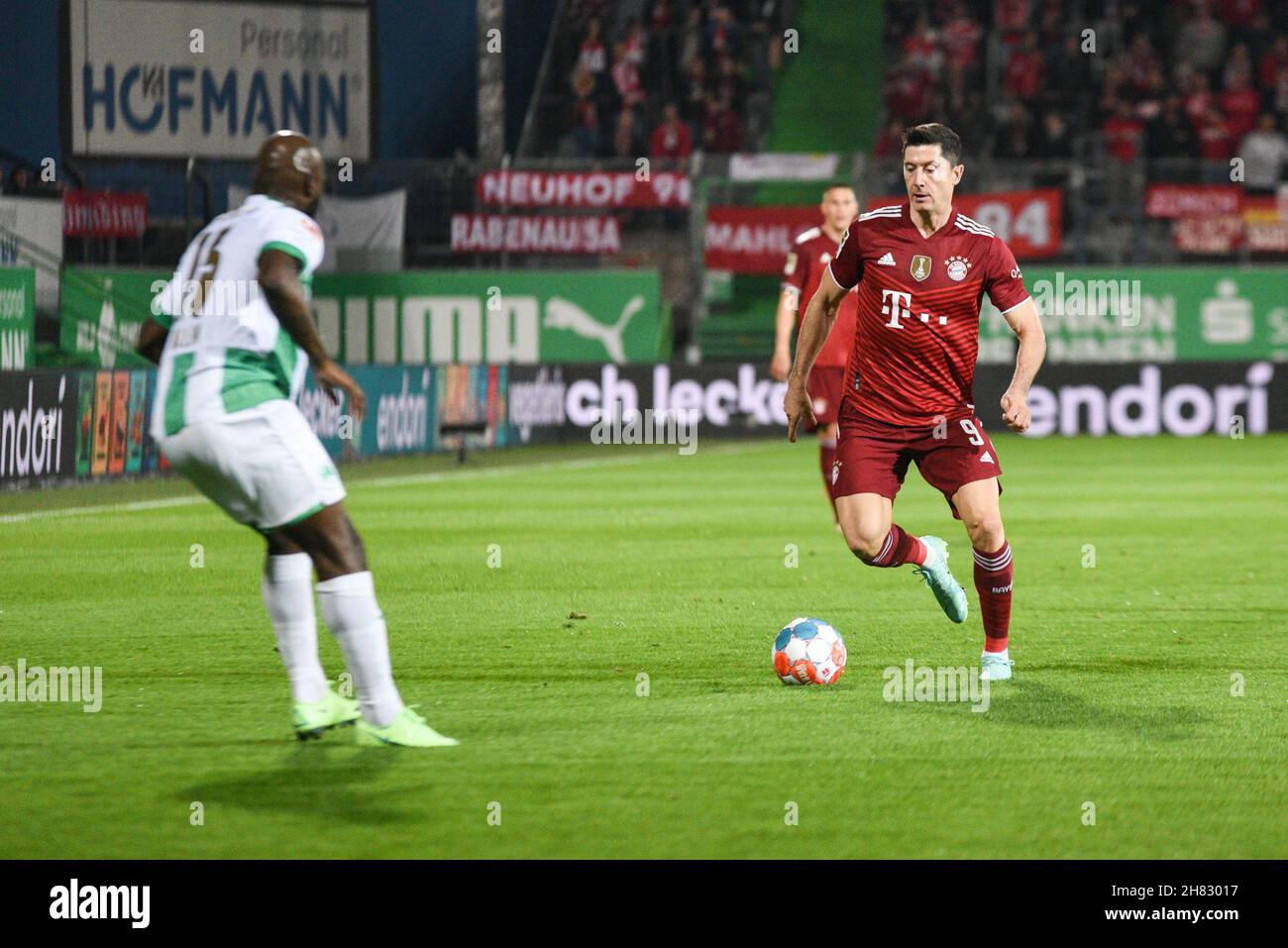 Deutschland, Fuerth, Sportpark Ronhof Thomas Sommer - 24.09.2021 - Fussball, 1.Bundesliga - SpVgg Greuther Fuerth vs. FC Bayern Munich  Image: (fLTR) Jetro Willems (SpVgg Greuther Fürth,15), Robert Lewandowski (FC Bayern Munich,9)  DFL regulations prohibit any use of photographs as image sequences and or quasi-video Stock Photo