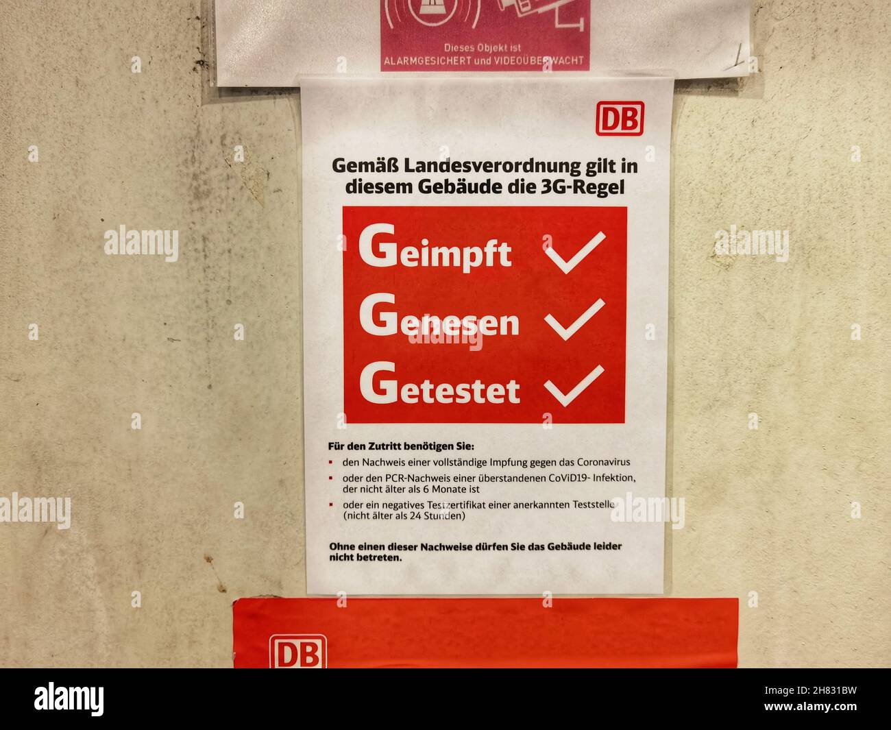 Munich, Bavaria, Germany. 27th Nov, 2021. A sign at a Deutsche Bahn station in Kunich, Germany indicating the infection control regulations in place. (Credit Image: © Sachelle Babbar/ZUMA Press Wire) Credit: ZUMA Press, Inc./Alamy Live News Stock Photo