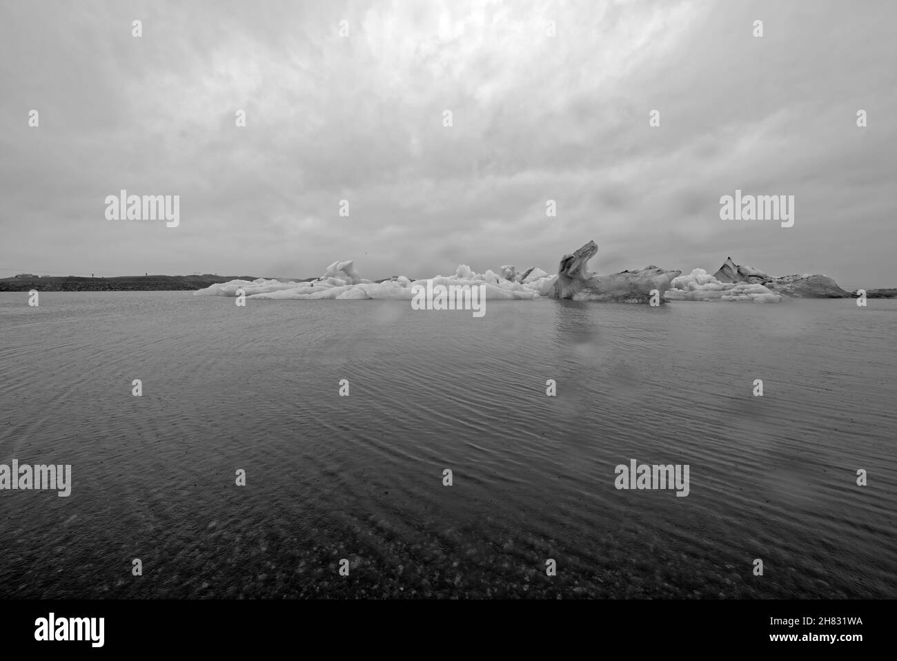 Icebergs in Jokulsarlon lagoon, beneath Breidamerkurjokull glacier, Sudhurland, Iceland. Stock Photo