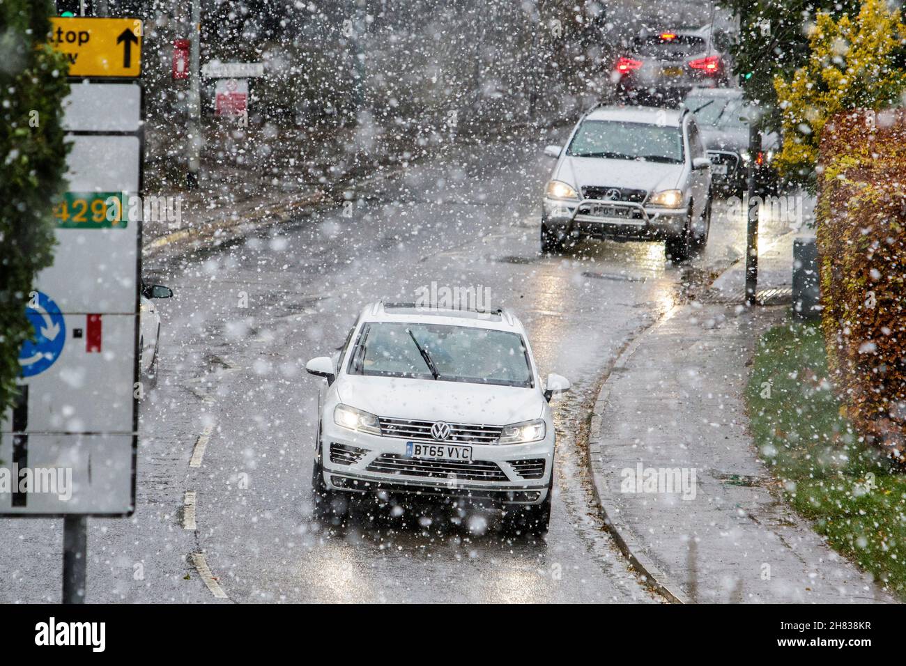 Chippenham, Wiltshire, UK. 27th November, 2021. Drivers are pictured in Chippenham as the first snow showers of the winter fall in the town. Credit: Lynchpics/Alamy Live News Stock Photo
