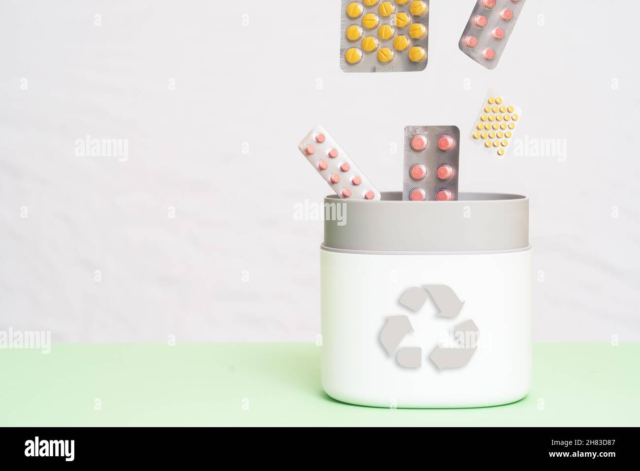 https://c8.alamy.com/comp/2H83D87/full-of-expired-pills-and-medicines-in-the-trash-bin-with-recycling-symbol-waste-pills-collected-to-be-recycled-waste-management-concept-2H83D87.jpg