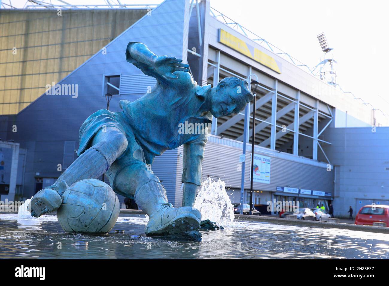 The Tom Finney statue outside Deepdale Stock Photo Alamy