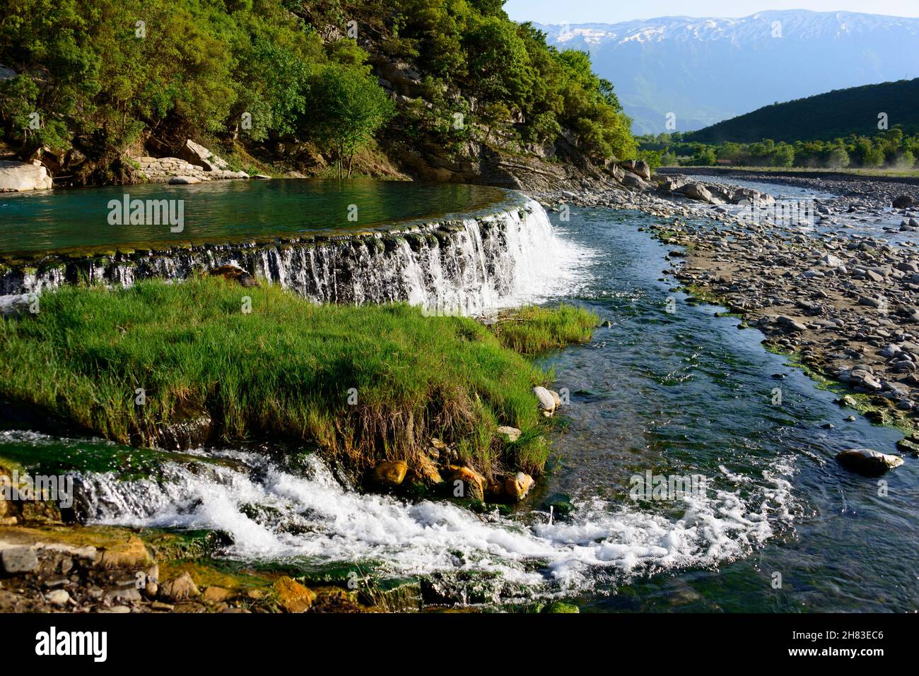 Schwefelhaltige warme Quelle, Thermalquelle, Fluss Lengarica, Benja, Albanien Stock Photo