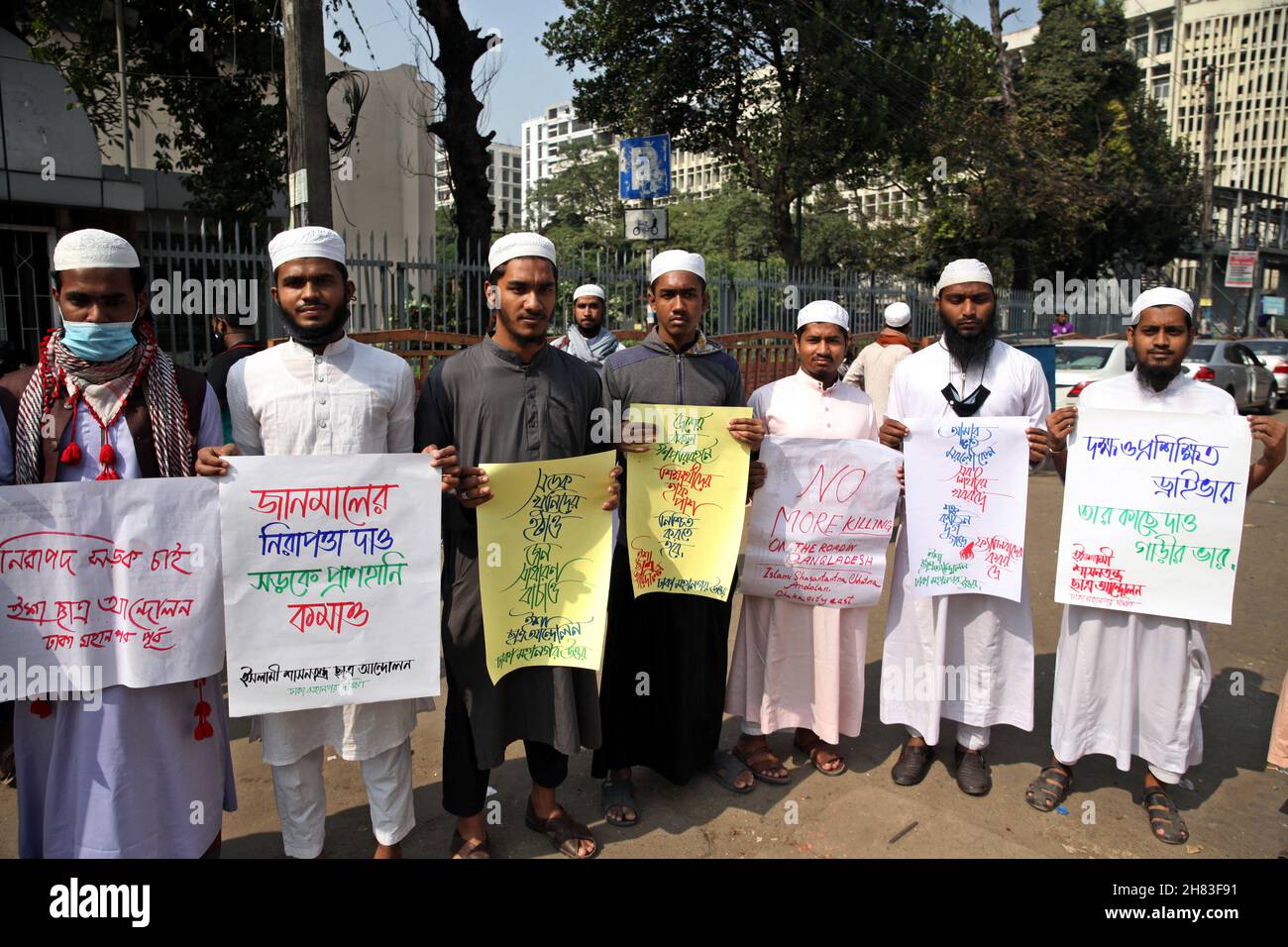 Students from various educational institutions blocked the Mirpur Road at Dhanmondi-27 point in Dhaka, Bangladesh on November 27,2021, demanding road safety and justice for Nayeem, who was killed by a Dhaka South City Corporation dustcart on Wednesday. Photo by Habibur Rahman/ABACAPRESS.COM Stock Photo