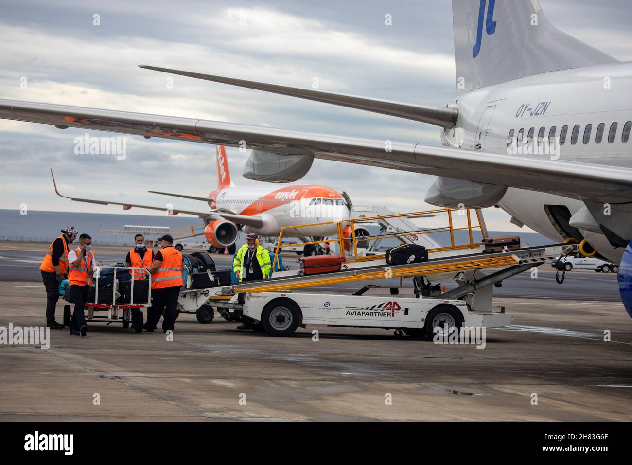 Pic shows: Bags being loading onto a flight with Easyjet flight behind  Winter sun getaway to Lanzarote Canary Islands this week  Brits were flocking Stock Photo