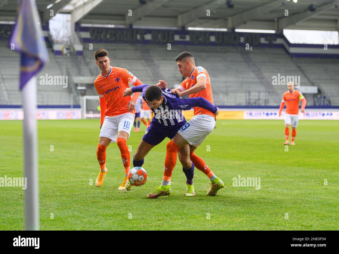 Aue, Germany. 27th Nov, 2021. Football: 2. Bundesliga, FC Erzgebirge Aue - SV Darmstadt 98, Matchday 15, Erzgebirgsstadion. Aue's Antonio Jonjic (M) against Darmstadt's Mathias Honsak (l) and Emir Karic. Credit: Robert Michael/dpa-Zentralbild/dpa - IMPORTANT NOTE: In accordance with the regulations of the DFL Deutsche Fußball Liga and/or the DFB Deutscher Fußball-Bund, it is prohibited to use or have used photographs taken in the stadium and/or of the match in the form of sequence pictures and/or video-like photo series./dpa/Alamy Live News Credit: dpa picture alliance/Alamy Live News Stock Photo