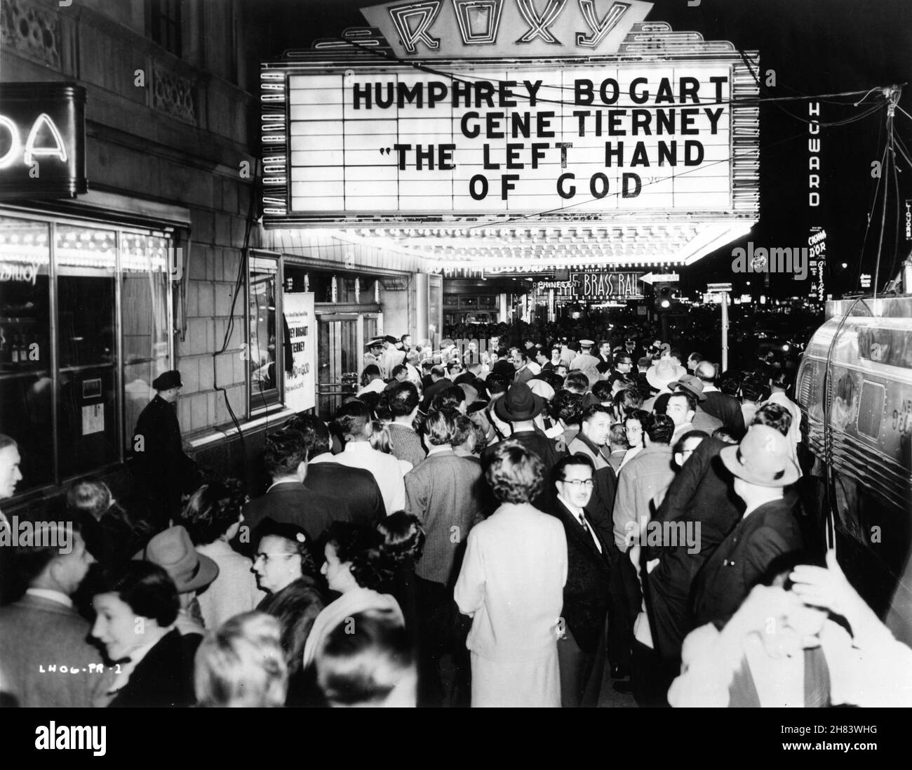 Street View of ROXY Movie Theatre in New York on evening of 21st September 1955 during Premiere of HUMPHREY BOGART and GENE TIERNEY in THE LEFT HAND OF GOD 1955 director EDWARD DMYTRYK novel William E. Barrett music Victor Young costume design Travilla producer Buddy Adler Twentieth Century Fox Stock Photo