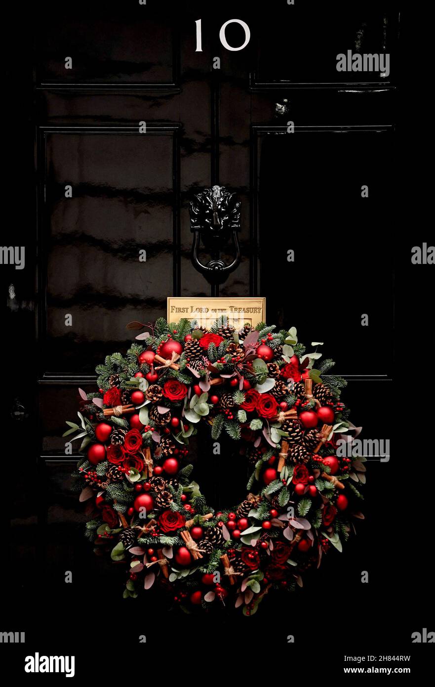 A festive wreath hangs from the door of no 10 Downing Street, Westminster, London. Picture date: Saturday November 27, 2021. Stock Photo