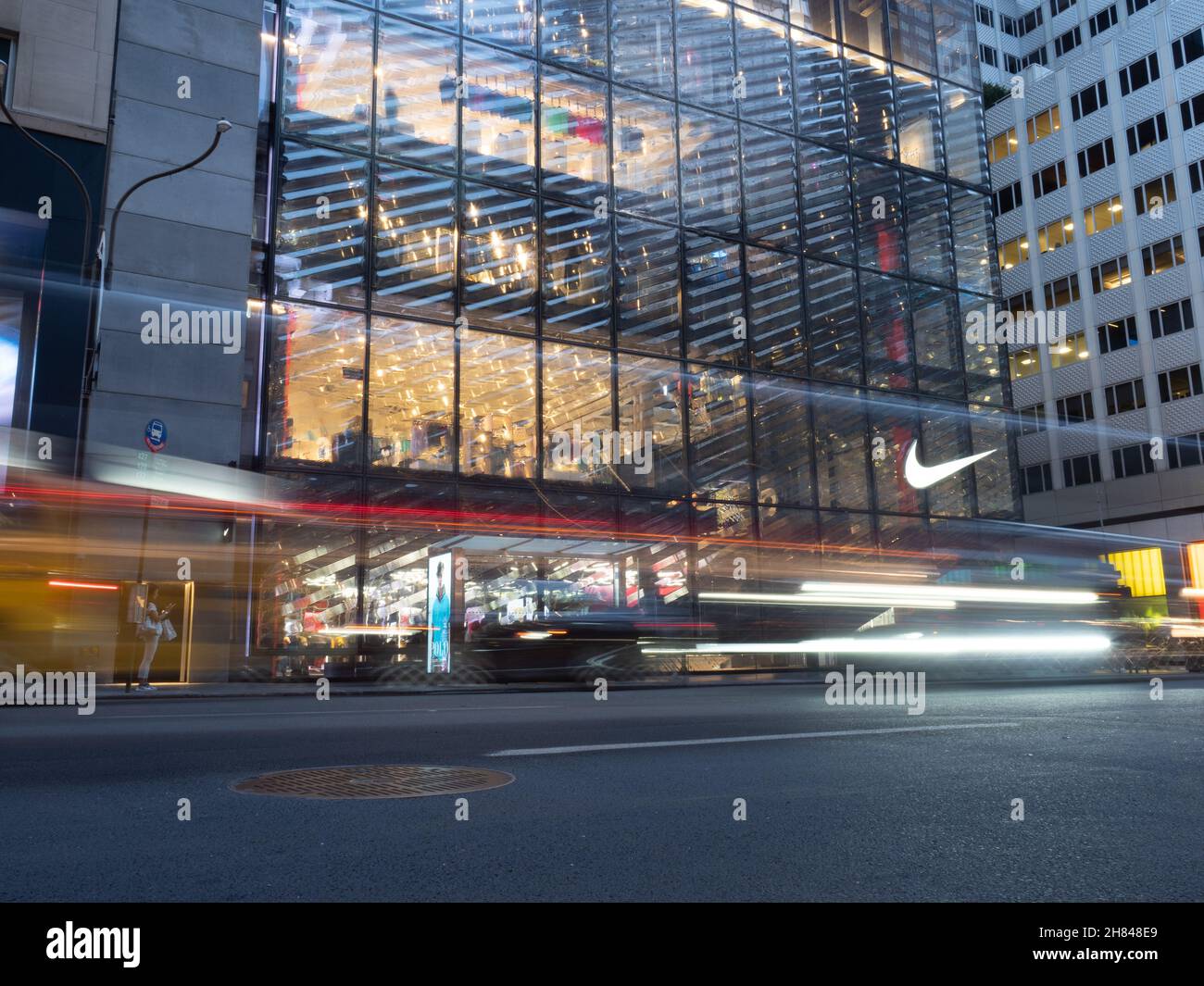 Image of the Nike store located on 5th Avenue Stock Photo - Alamy