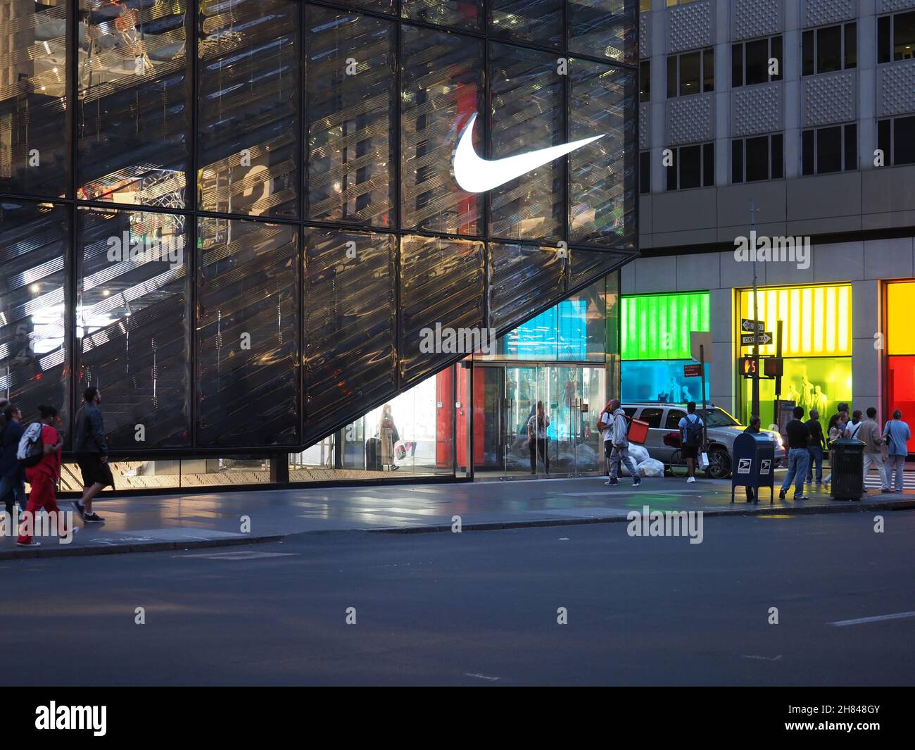 mogelijkheid zege Herenhuis Image of the Nike store located on 5th Avenue Stock Photo - Alamy