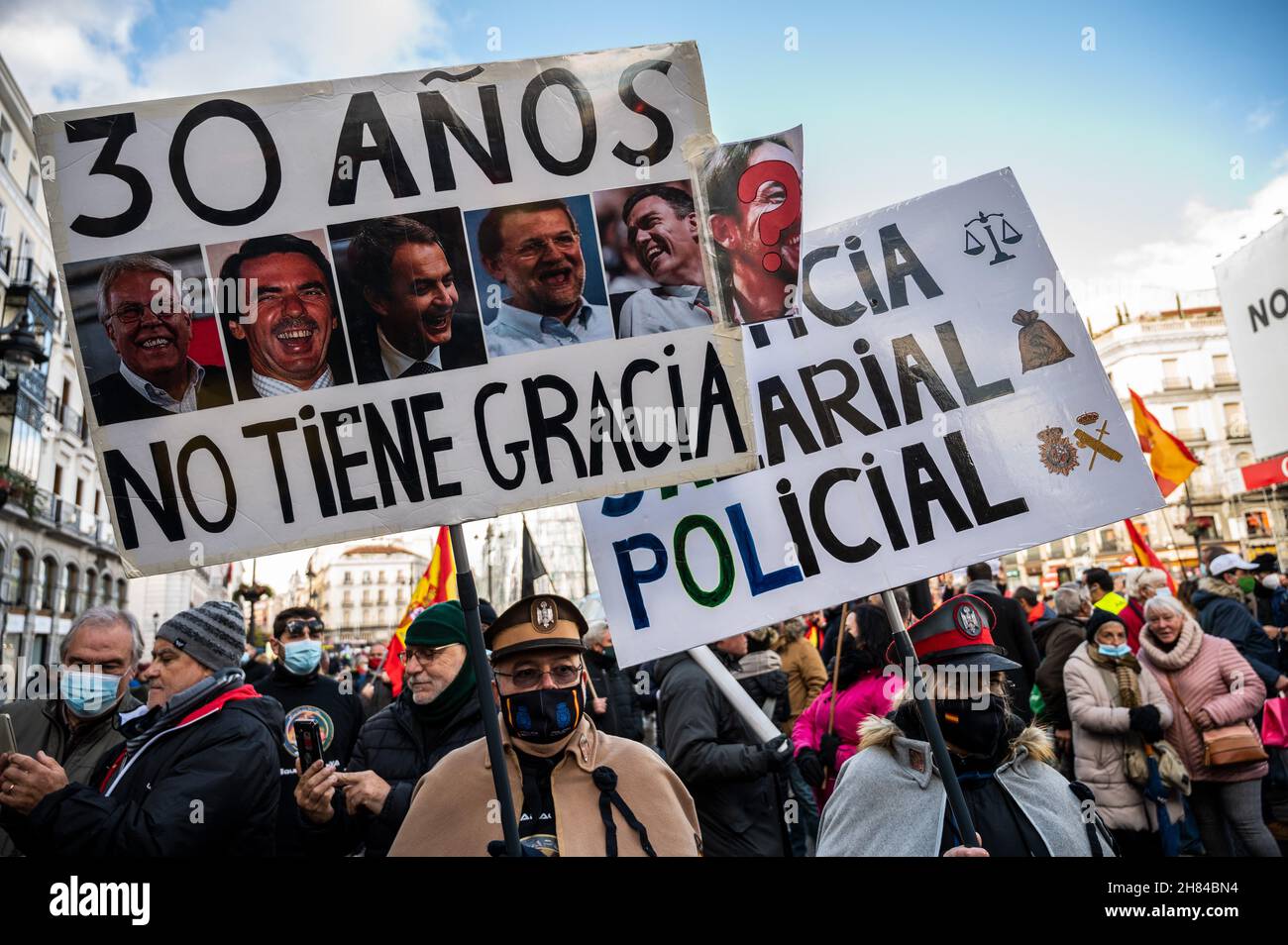 Madrid, Spain. 27th Nov, 2021. Protesters carrying placards during a demonstration where thousands of police officers and civil guards are marching through the city center to protest against the government's plans to reform the Citizen Security Law, known as the 'Gag law'. Credit: Marcos del Mazo/Alamy Live News Stock Photo