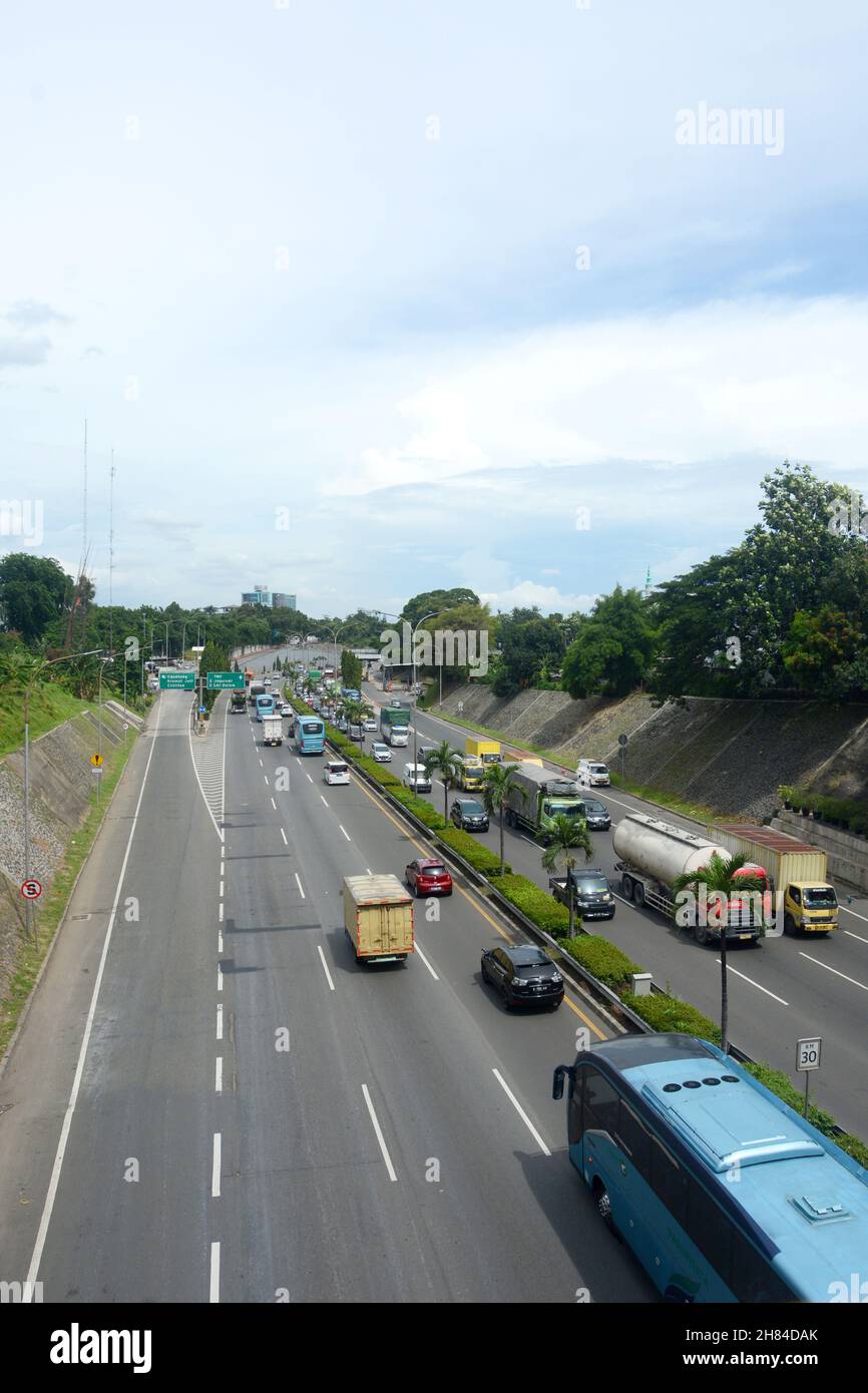 traffic-situation-on-a-toll-road-in-jakarta-stock-photo-alamy