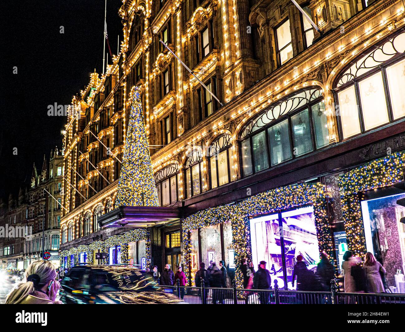 HARRODS CHRISTMAS SHOPPING SHOPPERS LONDON Harrods department store at