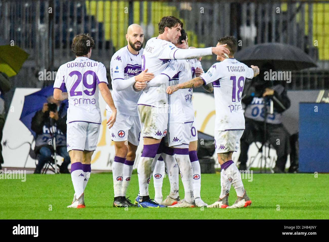 Carlo Castellani stadium, Empoli, Italy, November 27, 2021, Dusan Vlahovic ( Fiorentina) celebrates with teammates after scoring the 1-0 goal during  Empoli FC vs ACF Fiorentina - italian soccer Serie A match Stock Photo -  Alamy