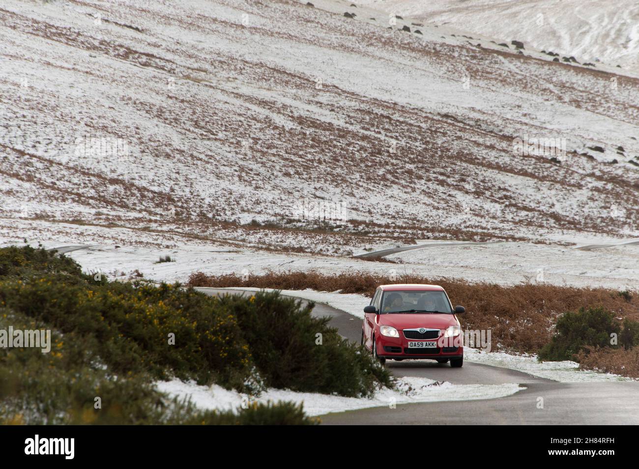 Brecon Beacons, Powys, Wales, UK. 27th Nov, 2021. A motorist drives through a wintry landscape after snow fell overnight on high land in the Brecon Beacons National Park in Powys, Wales, UK Credit: Graham M. Lawrence/Alamy Live News Stock Photo