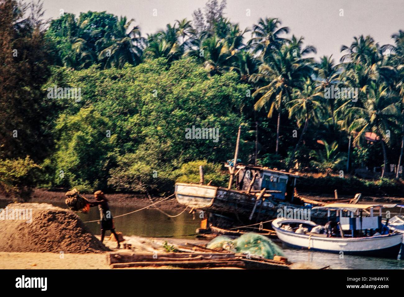 Shell Rig Goa Sand Dredging-in Goa, India Stock Photo - Alamy
