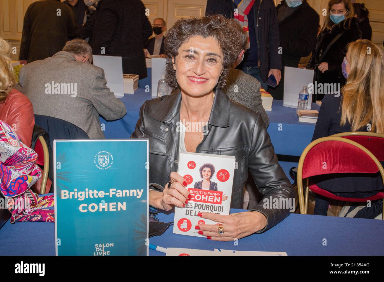 Paris : Rencontre avec la journaliste Brigitte Fanny Cohen lors d'une séance dédicace de ses deux derniers livres au Salon du livre de la Mairie 75016. Stock Photo
