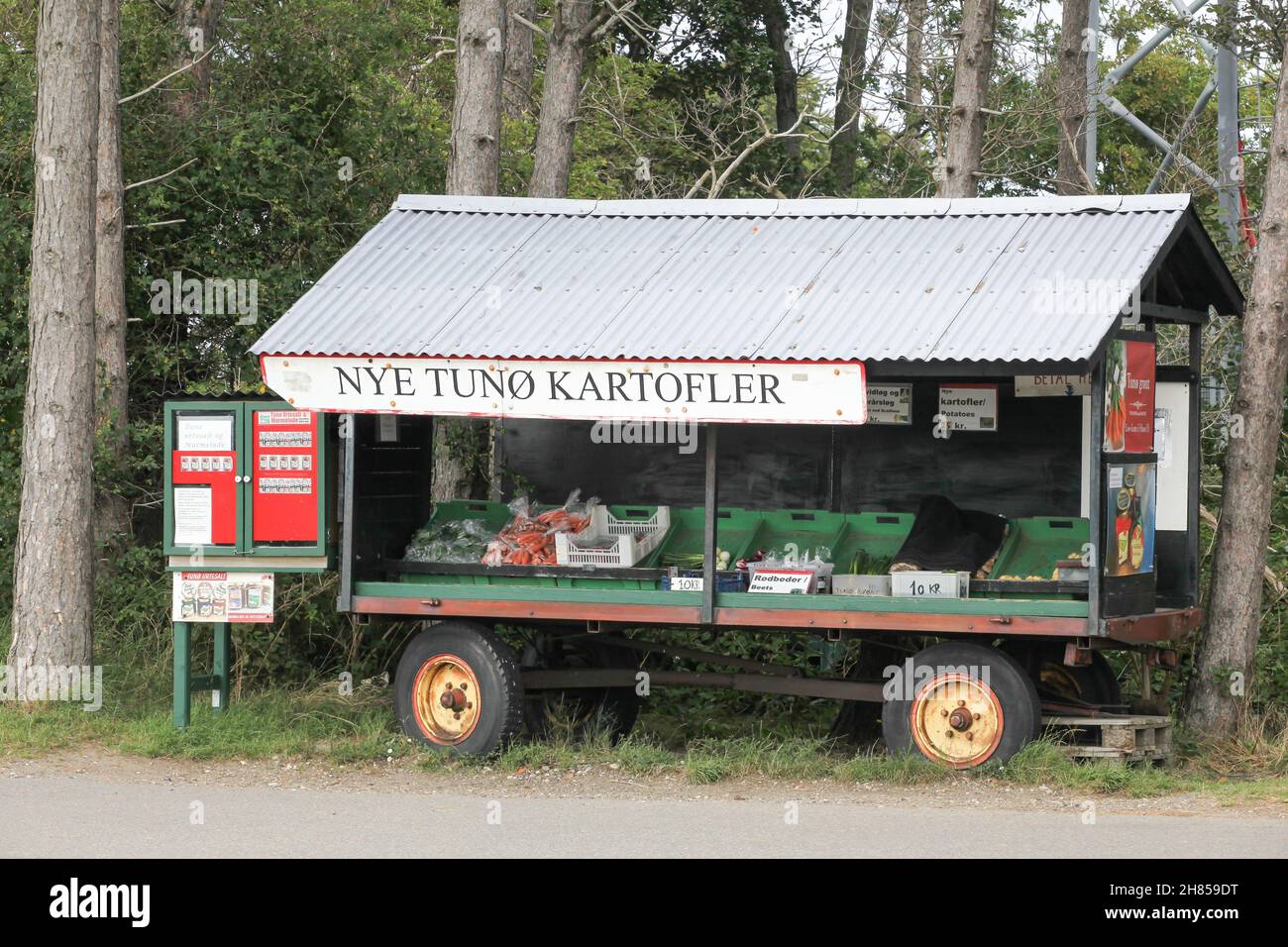 Tuno island, Denmark - July 30 2020: Purchase and payment of fruits and vegetables in self-service on a trailer, Tuno island, Denmark Stock Photo