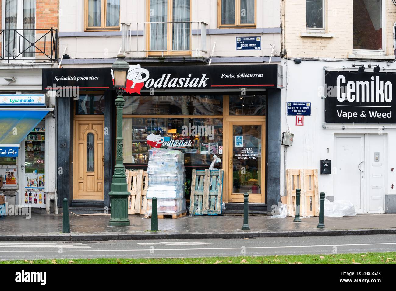 Koekelberg, Brussels Capital Region, Belgium - 11 19 2021: Polish convenience store and vapor shop at the Simonis roundabout Stock Photo