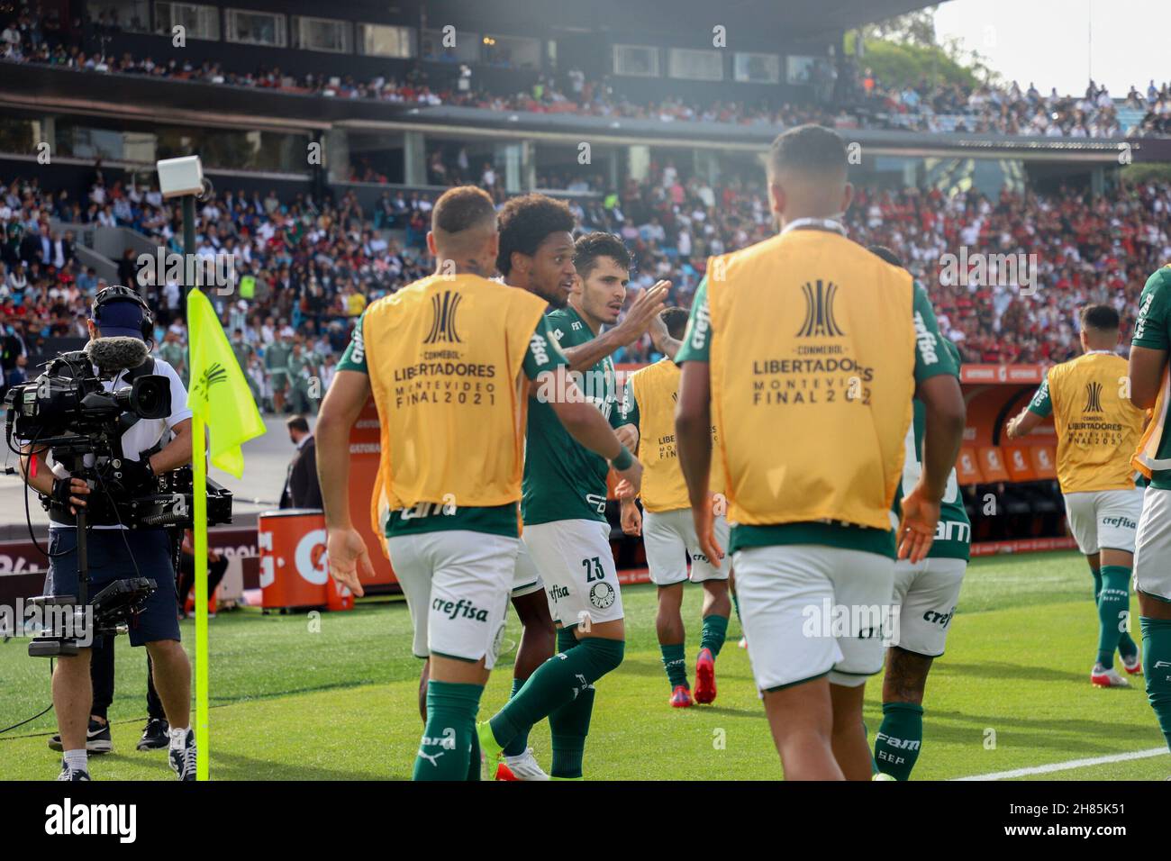 November 27, 2021, uruguai, montevideo, USA: Conmebol Libertadores final:  Palmeiras and Flamengo. November 27, 2021, Montevideo, Uruguay: Fans  moments before the soccer match between Palmeiras and Flamengo, at the  Centenario Stadium, in