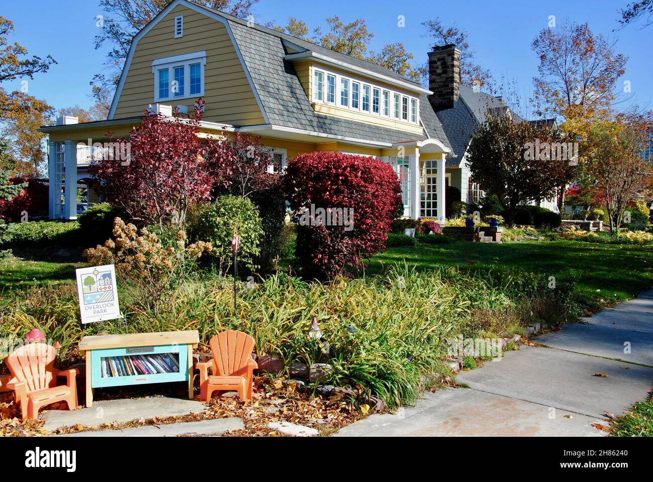 Street library on lake hi-res stock photography and images - Alamy