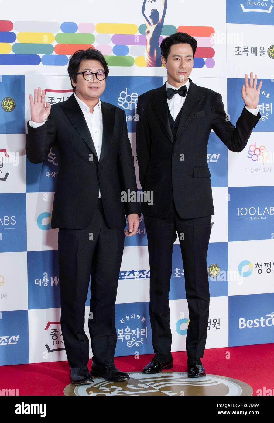 Seoul, South Korea. 26th Nov, 2021. (L-R) South Korean actors Kim Yoon-seok and Jo In-sung, arrived red-carpet for the '42nd Blue Dragon Film Awards' at KBS Hall in Seoul, South Korea on November 26, 2021. (Photo by: Lee Young-ho/Sipa USA) Credit: Sipa USA/Alamy Live News Stock Photo