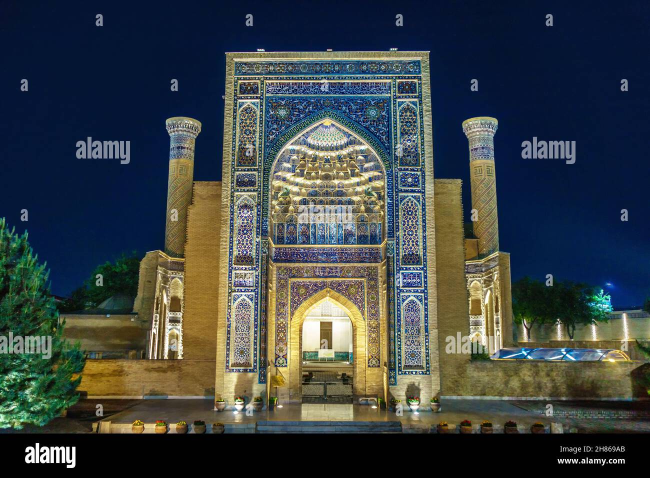 Main entrance arch of Gur Emir mausoleum, as it looks at night, Samarkand, Uzbekistan Stock Photo