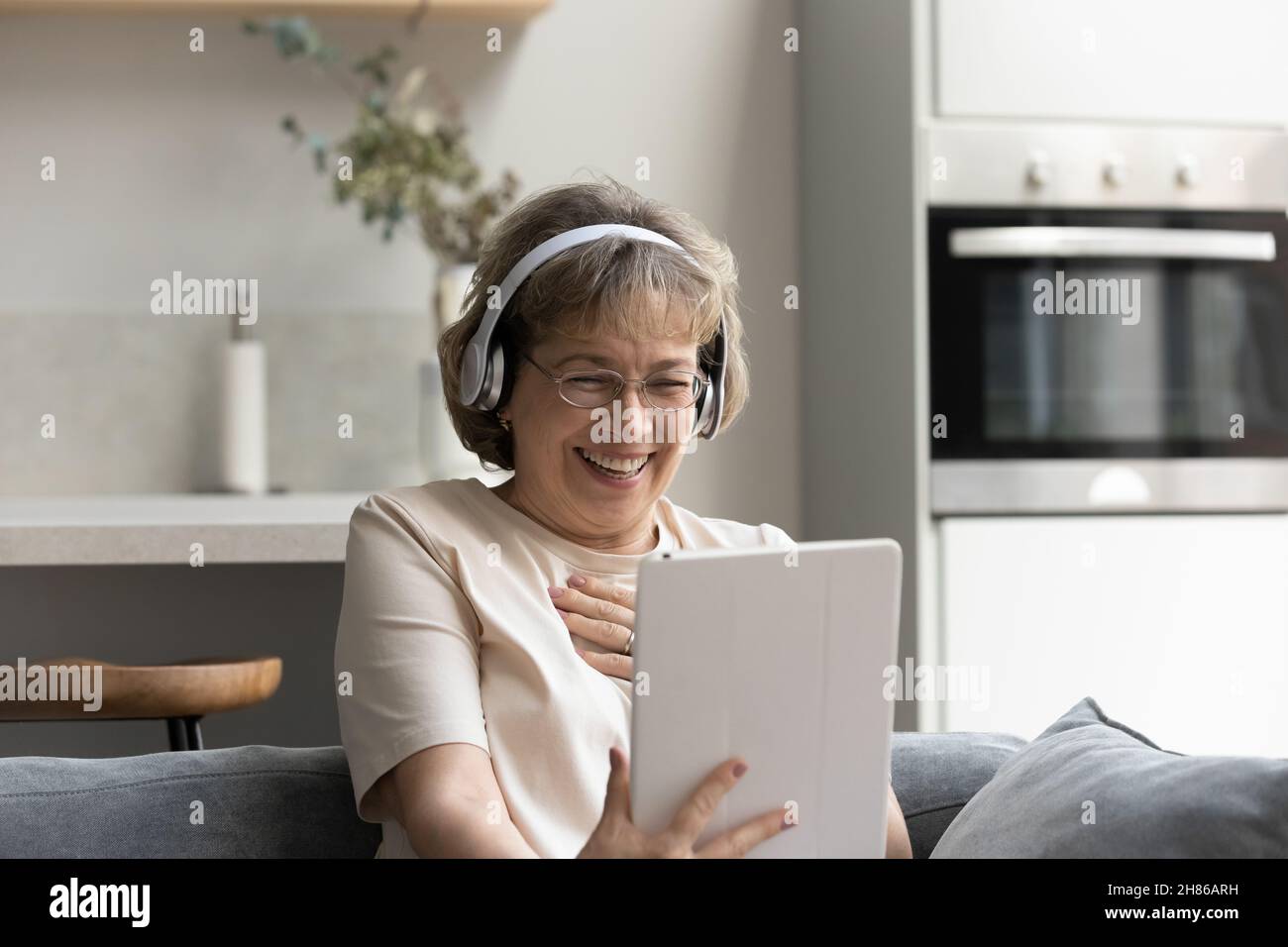 Laughing out loud movie hi-res stock photography and images - Alamy