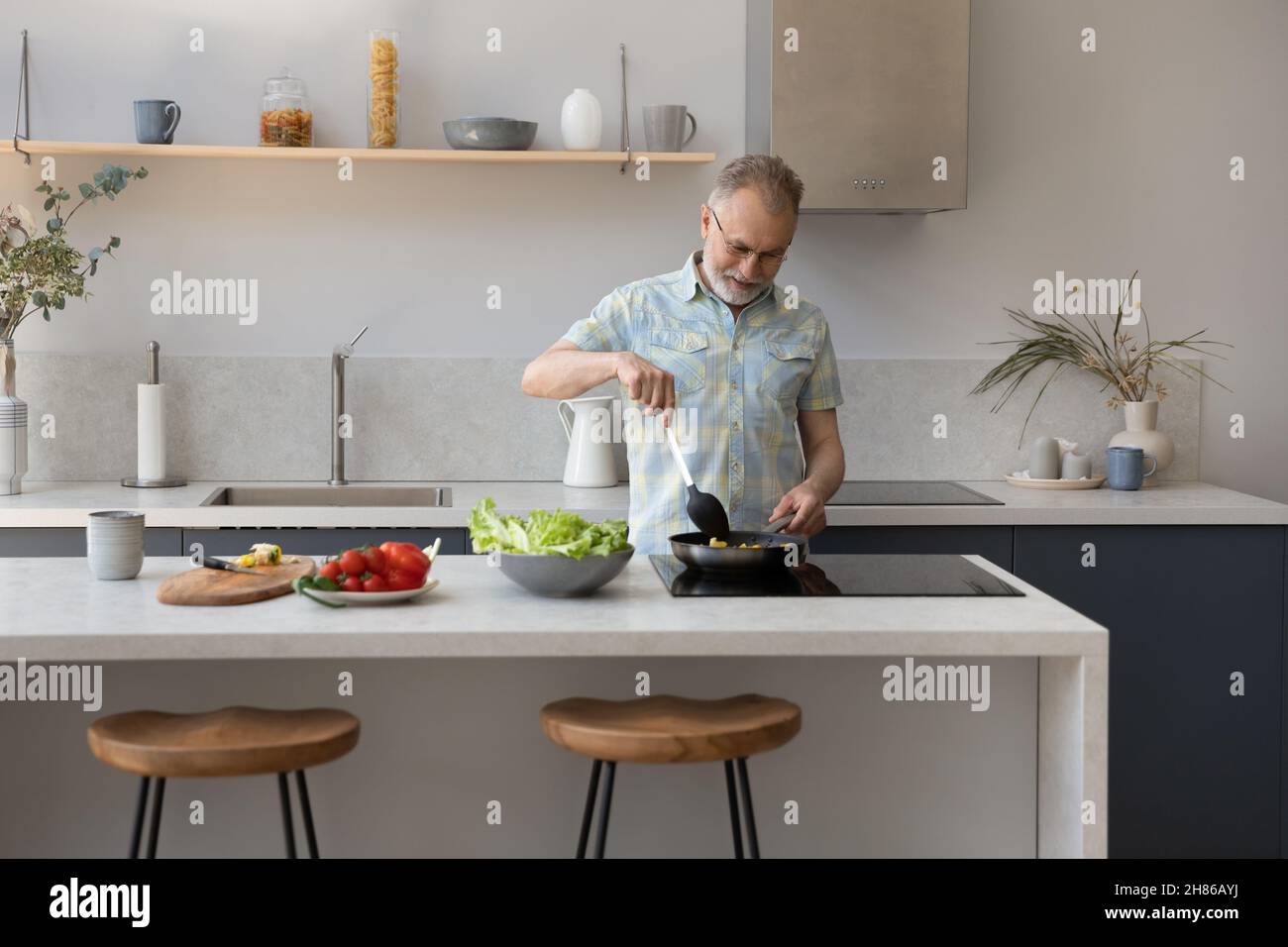 Old man eating dinner hi-res stock photography and images - Alamy