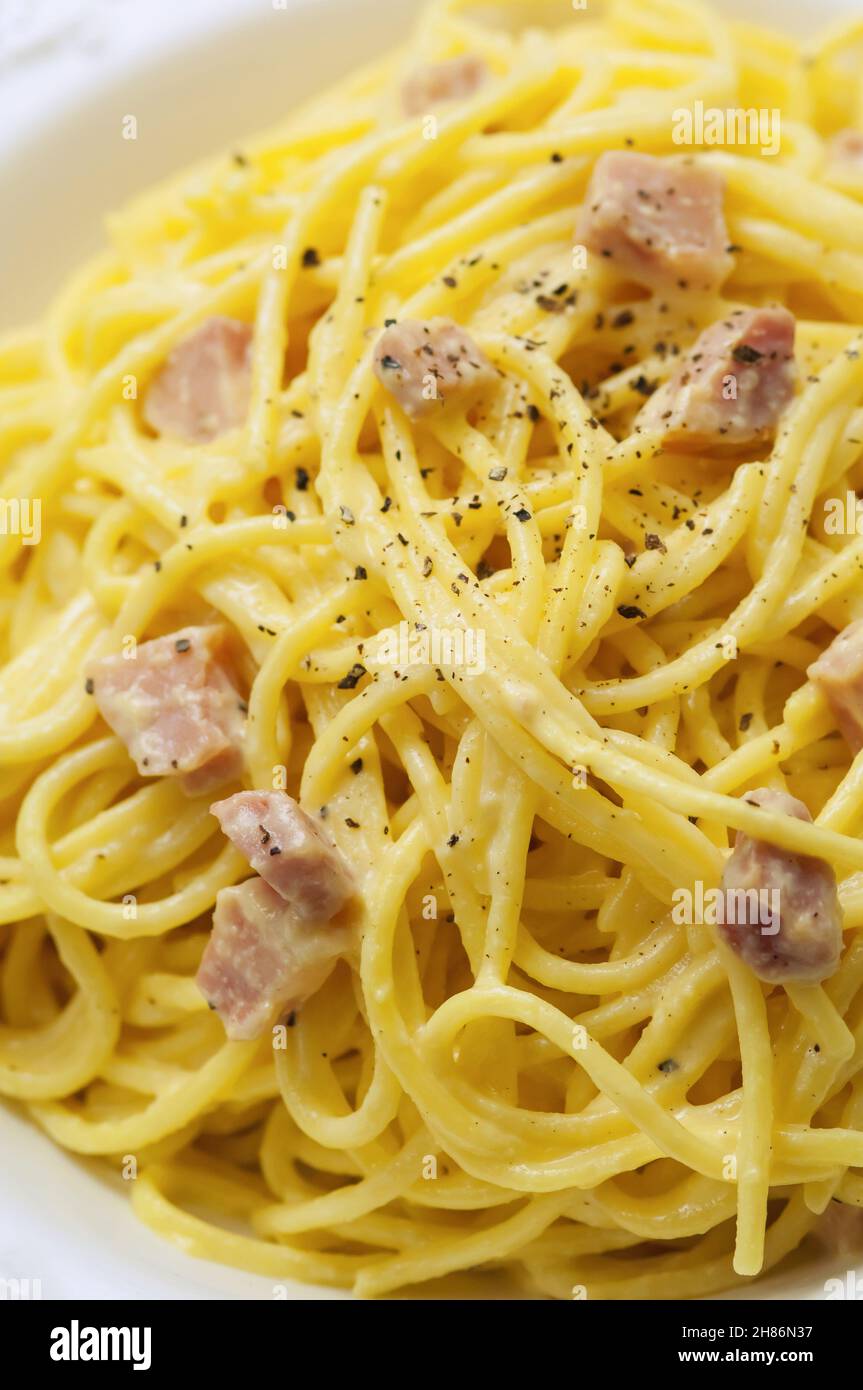 Traditional carbonara spaghetti with bacon and eggs Stock Photo Alamy