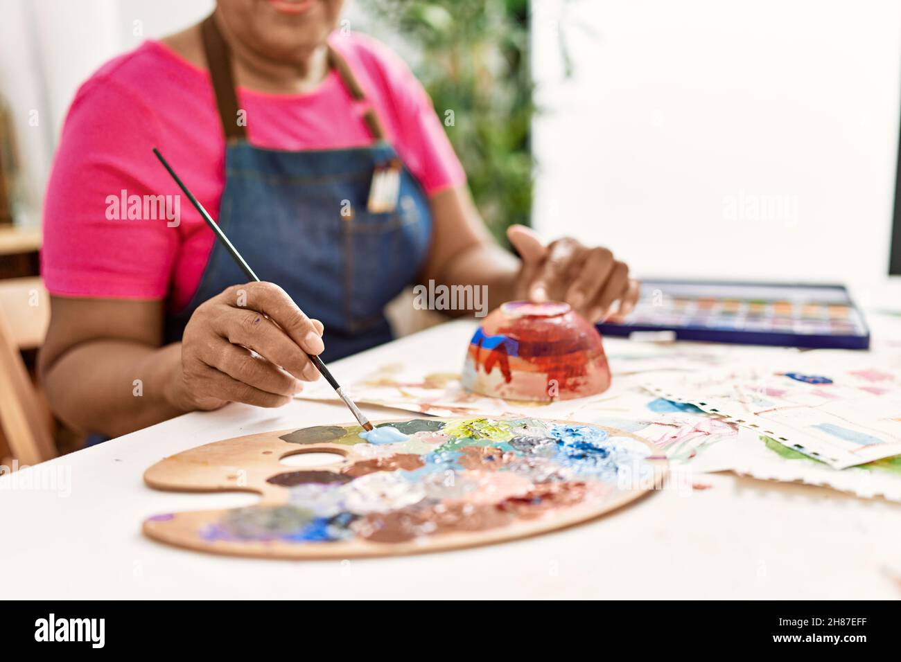 Senior learning painting african hi-res stock photography and images ...