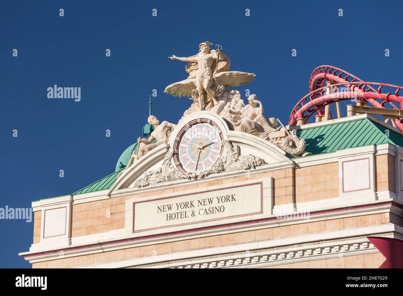 Las Vegas, Nevada, USA. Replica of Grand Central Station clock and 'Glory of Commerce' sculpture on façade of the New York-New York Hotel and Casino. Stock Photo