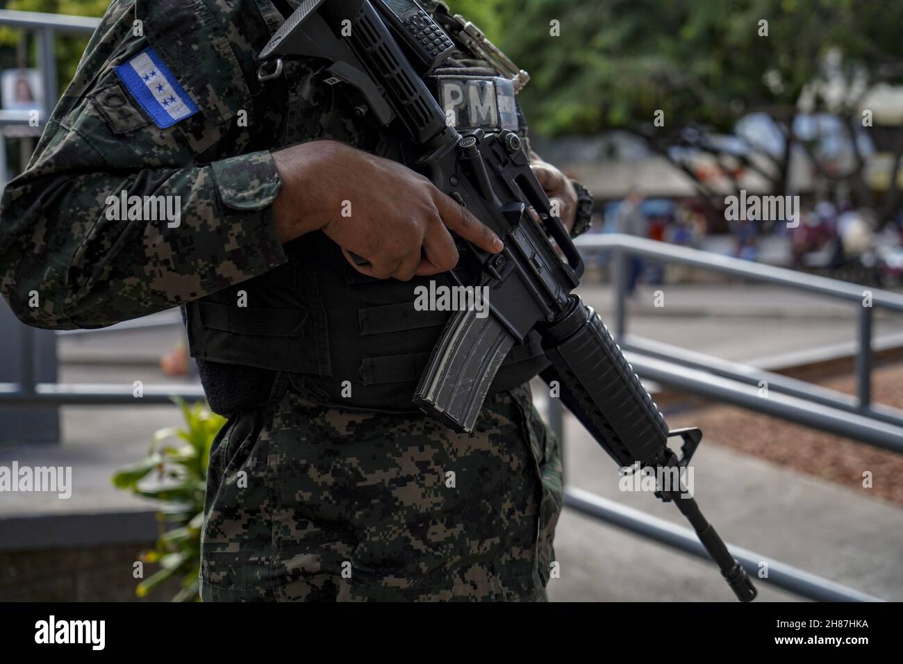 Tegucigalpa, Honduras. 27th Nov, 2021. A soldier stands guard while patrolling downtown Tegucigalpa.The Republic of Honduras will hold general elections to choose a new set of president, congress, and municipal government leaders. (Photo by Camilo Freedman/SOPA Images/Sipa USA) Credit: Sipa USA/Alamy Live News Stock Photo