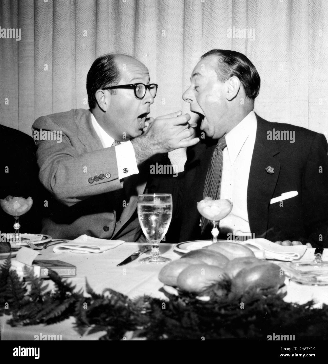 Comedians PHIL SILVERS and JOE E. LEWIS at the candid photo during the afternoon HUMPHREY BOGART NEW YORK FRIARS CLUB ROAST in September 1955 Stock Photo