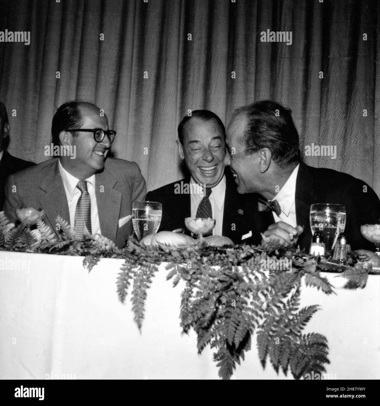 HUMPHREY BOGART candid photo with comedians PHIL SILVERS and JOE E. LEWIS during his afternoon NEW YORK FRIARS CLUB ROAST in September 1955 Stock Photo