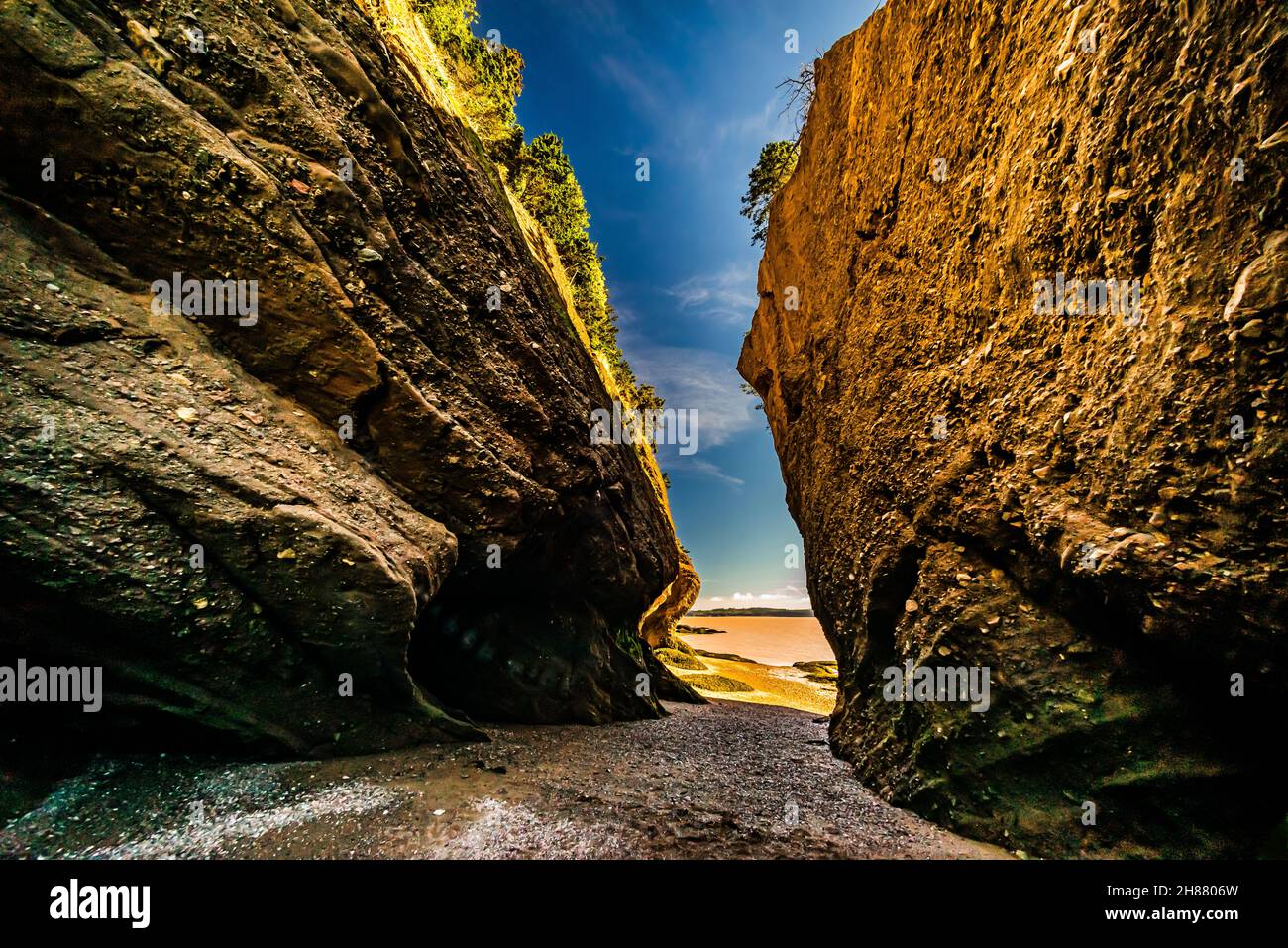 Hopewell rocks ocean tidal exploration site hi-res stock photography ...