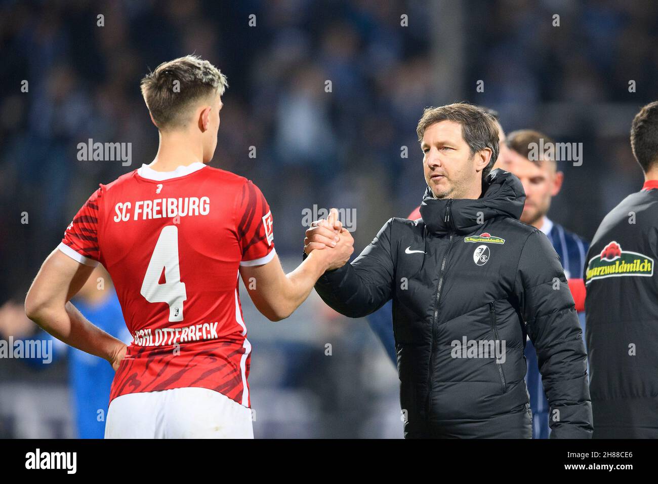 Jochen SAIER r. (FR, Management Sport) claps Nico SCHLOTTERBECK (FR) after the game. Soccer 1st Bundesliga, 13th matchday, VfL Bochum (BO) - SC Freiburg (FR) 2: 1, on November 27, 2021 in Bochum/Germany. #DFL regulations prohibit any use of photographs as image sequences and/or quasi-video # Â Stock Photo