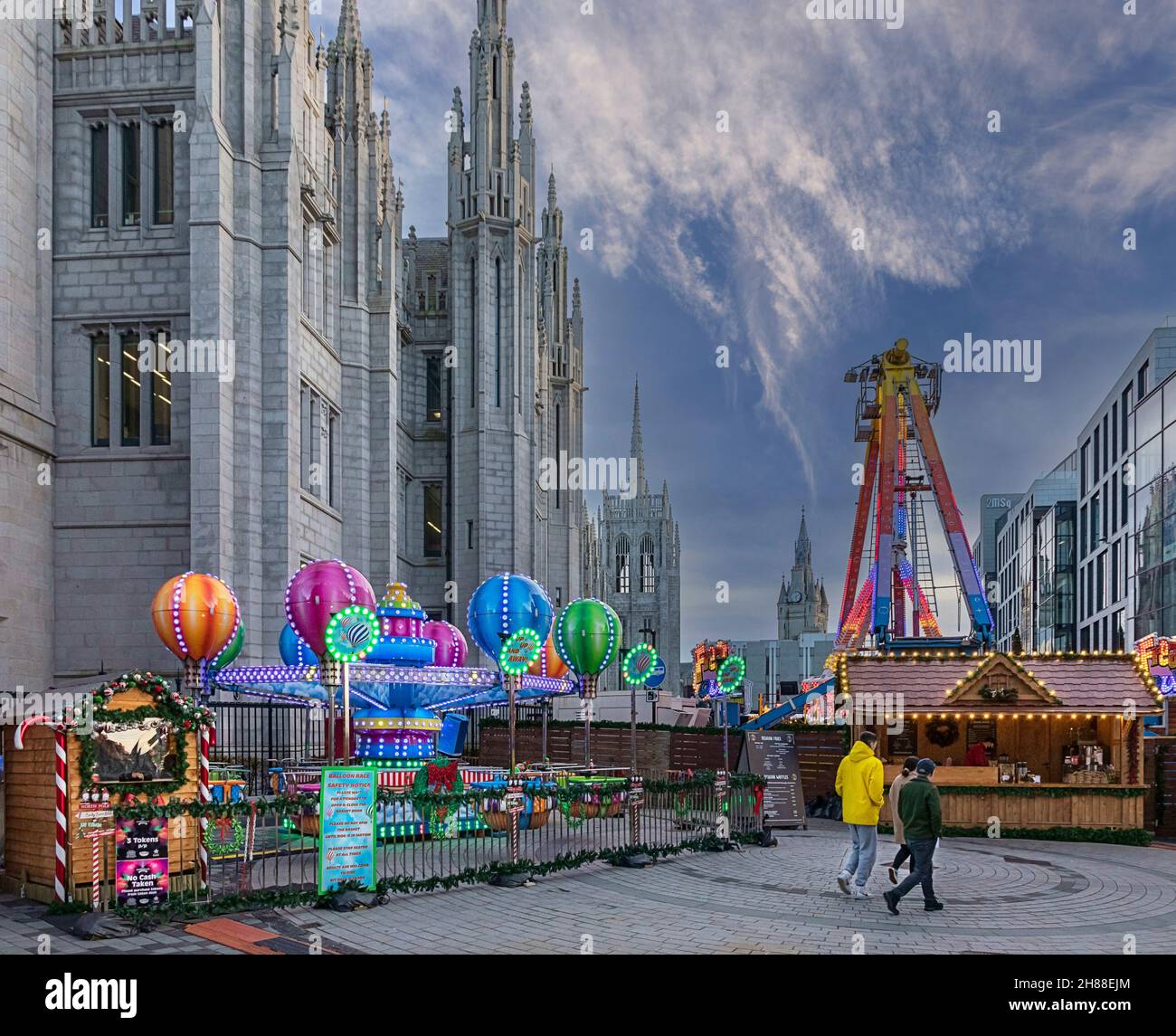 ABERDEEN CITY SCOTLAND BROAD STREET  ABERDEEN CHRISTMAS VILLAGE THE MARISCHAL COLLEGE BUILDING AND COLOURED CAROUSELS Stock Photo