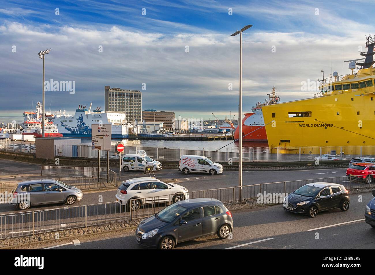 ABERDEEN CITY SCOTLAND OVERLOOKING  VIRGINIA STREET DUAL CARRIAGEWAY WITH TRAFFIC AND VESSELS MOORED ON TRINITY QUAY Stock Photo